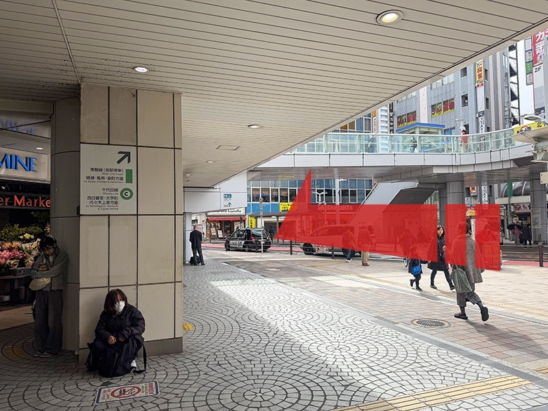 1. 北千住駅を出発_「北千住」駅の「2番出口(この画像)」か「仲町口(次の画像)を出て、線路沿いに左側に約300m(約4分)お進みください。