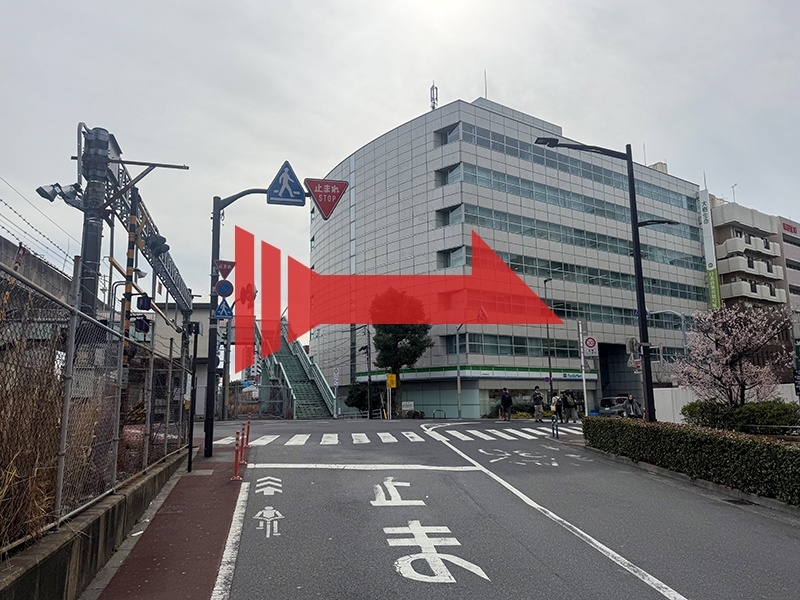 2. 「千住警察署」を右折_右側に見えてくる「千住警察署」に沿って右折します。