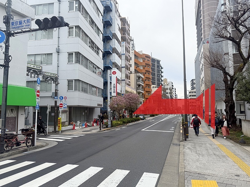 3. 「東京藝大前」を左折_150m(約2分)ほど進んだ最初の信号「東京藝大前」を左折して、「ミリオン通商店街」を直進します。