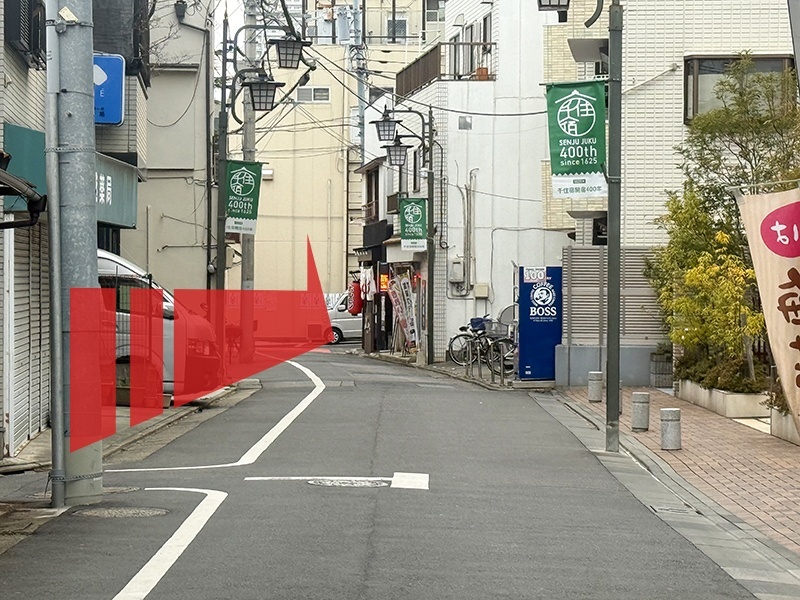 4. 右側に当店が見えてきます_250m(約4分)ほど進むと、右側に「クリーニングひまわり」が見えてきます。